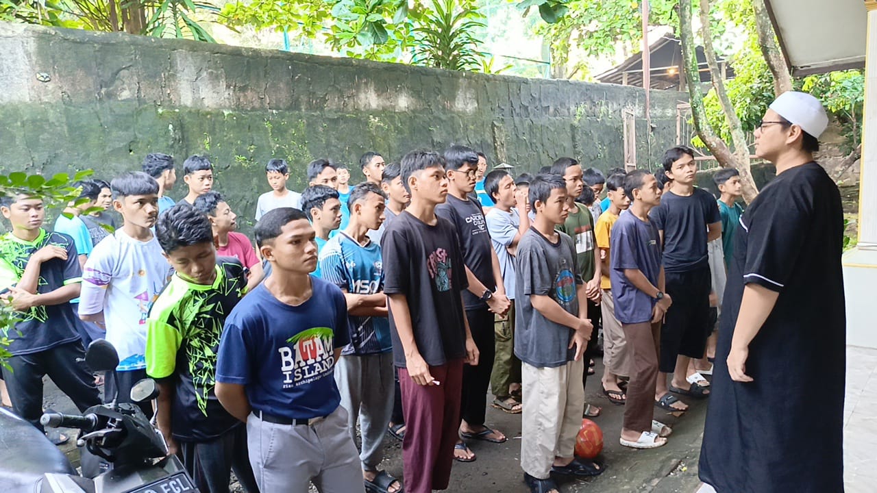 Pengarahan Sebelum Rutinitas Mingguan Bersih Pondok dan Olahraga